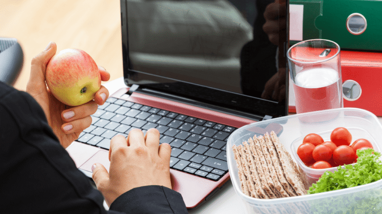 Bahaya Makan Sambil Bekerja, Ketahui Risikonya bagi Kesehatan