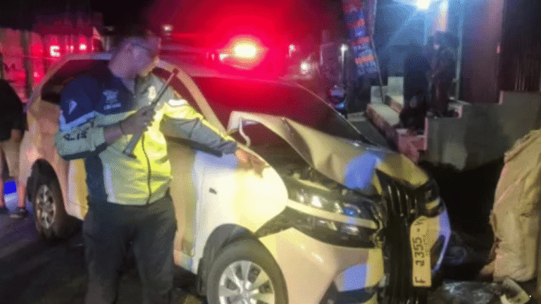 Avanza Hilang Kendali di Cibadak Sukabumi, Tabrak Tembok hingga Hantam Ambulans yang Bawa Pasienj
