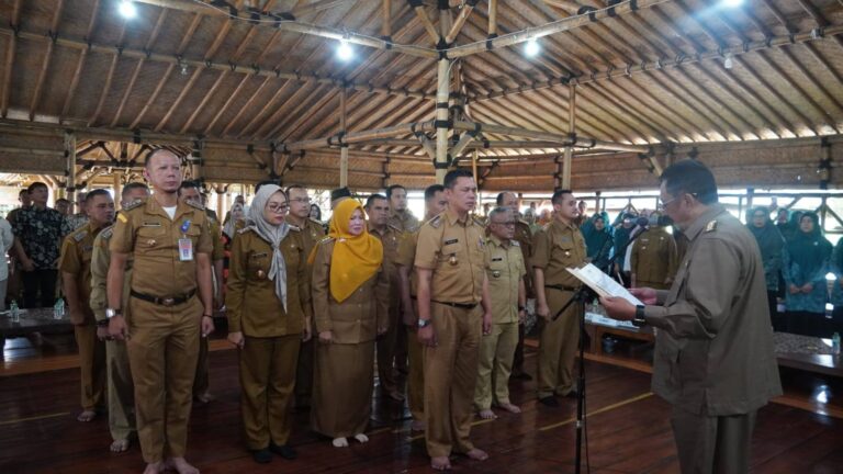 Bupati Sukabumi Kukuhkan Pengurus Apekkasi, Camat Diminta Perkuat Sinergi