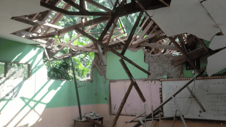 Atap dan Plafon 2 Ruang Kelas SD di Ciambar Sukabumi Roboh, Diduga karena Lapuk