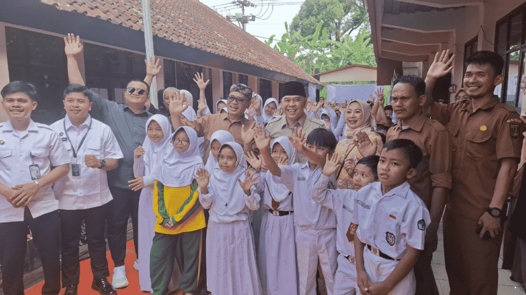 Tinjau Distribusi MBG Pola Prasmanan di Sukabumi, Heri Gunawan Sebut Ada Positif Negatif