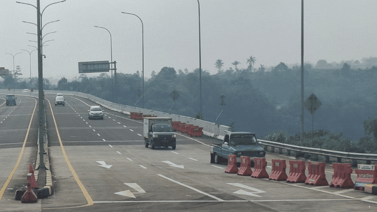 Tol Bocimi Sudah Dibuka Dua Arah Pasca Penanganan Longsor di Km 72, Pengendara Diimbau Tetap Waspada