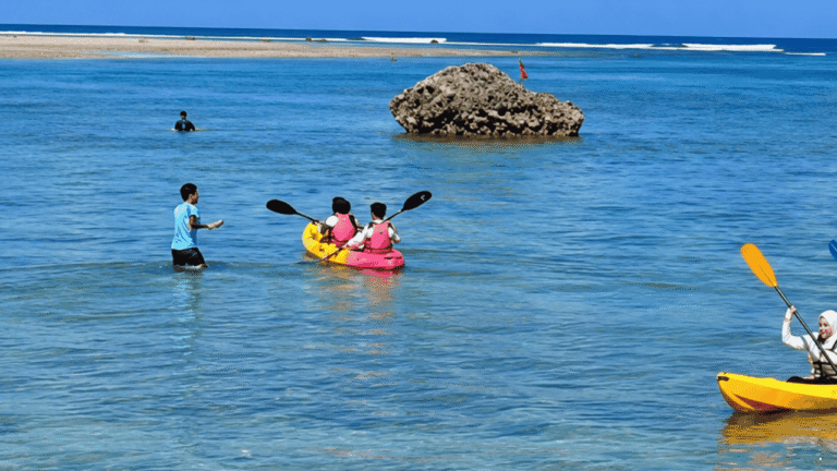 Libur Akhir Pekan, Wisatawan Nikmati Sensasi Kayak di Pantai Ujunggenteng Sukabumi