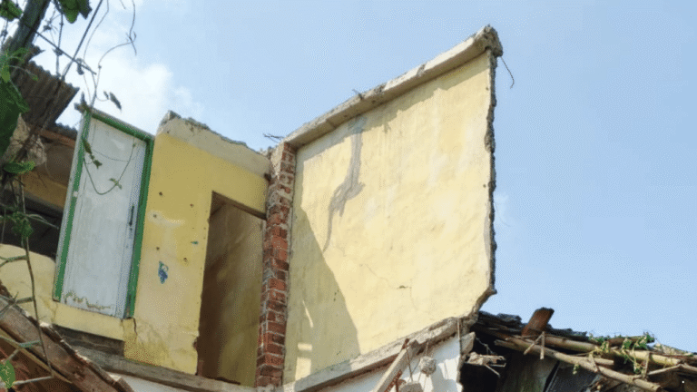 Hujan Deras Picu Rumah 3 Lantai Ambruk di Cisaat Sukabumi, Kerugian Capai Puluhan Juta