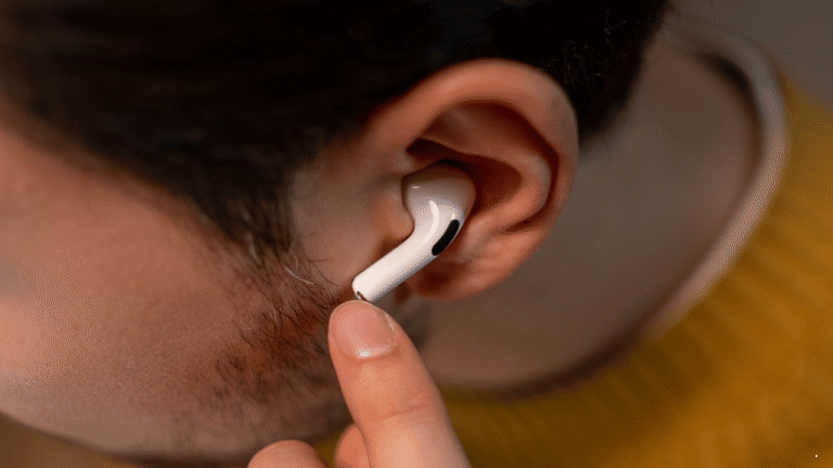 Earphone Kini Seolah Selalu Menempel, Ini yang Membuat Banyak Orang Ketergantungan