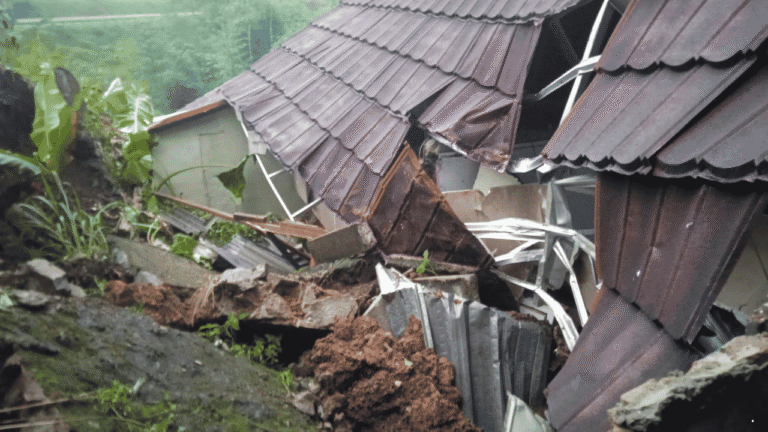 2 Rumah Warga di Sukabumi Rusak Akibat Tebing Longsor, Satu Keluarga Mengungsi