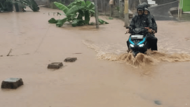 Hujan Deras Picu Luapan Sungai Ciberegbeg, Jalan di Mekarsari Sukabumi Terendam