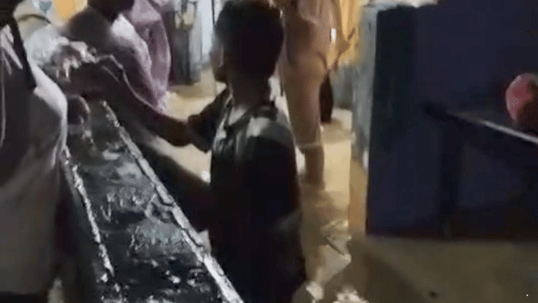 Luapan Sungai Kepung Palabuhanratu, Sejumlah Warga Bersama Petugas Lakukan Evakuasi Mandiri