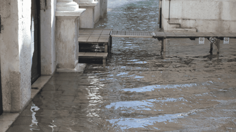 Sering Dianggap Sepele, Kebiasaan Ini Ternyata Bisa Jadi Penyebab Banjir
