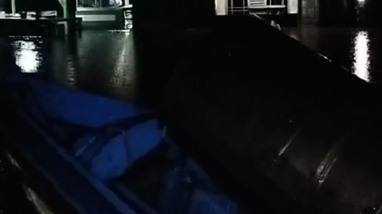 Sungai Cikaso Meluap usai Diguyur Hujan Deras, Warga Kampung Ciniti Evakuasi Barang dengan Perahu