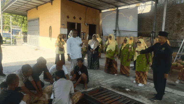 Muhammadiyah dan Aisyiyah Salurkan Ratusan Paket Daging Kurban hingga Sembako untuk Warga Palabuhanratu