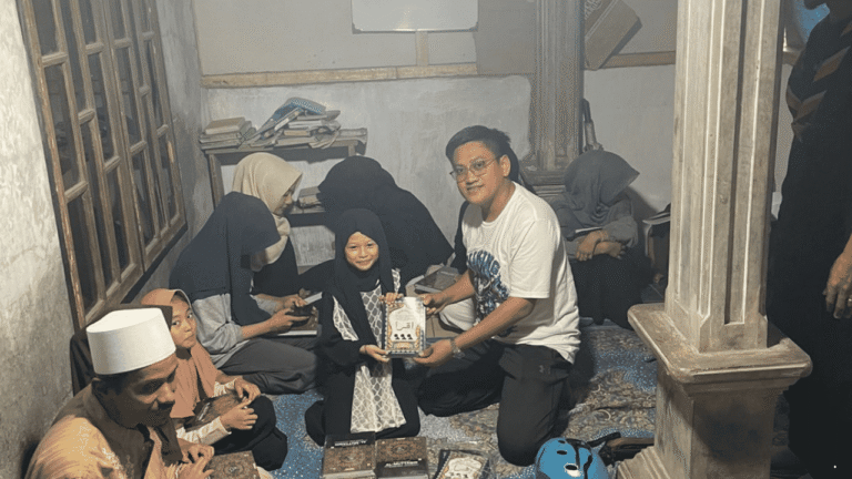 Rayakan Persib Hattrick Juara, Viking Palabuhanratu Wakafkan Al-Qur’an untuk Anak Pengajian di Pelosok Sukabumi