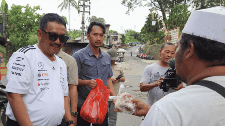 Dari Bagi Daging Kurban hingga Menjenguk Warga Sakit, Bupati Asep Japar Blusukan ke Parungkuda dan Cicurug