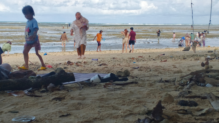 Libur Panjang, Wisatawan Serbu Pantai Tenda Biru Ujunggenteng Sukabumi