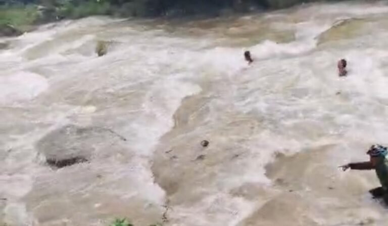 2 Pelajar Sempat Hanyut saat Banjir Bandang di Curug Cikaso Sukabumi