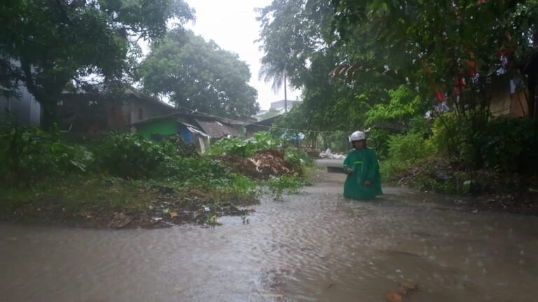 Hujan Tak Kunjung Reda, Rumah Warga Bantaran Sungai di Palabuhanratu Mulai Terendam