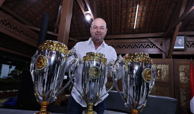 Persib Bandung Resmi Ganti Nahkoda! Bojan Hodak Naik Jabatan, Igor Tolic Jadi Pelatih Kepala Baru