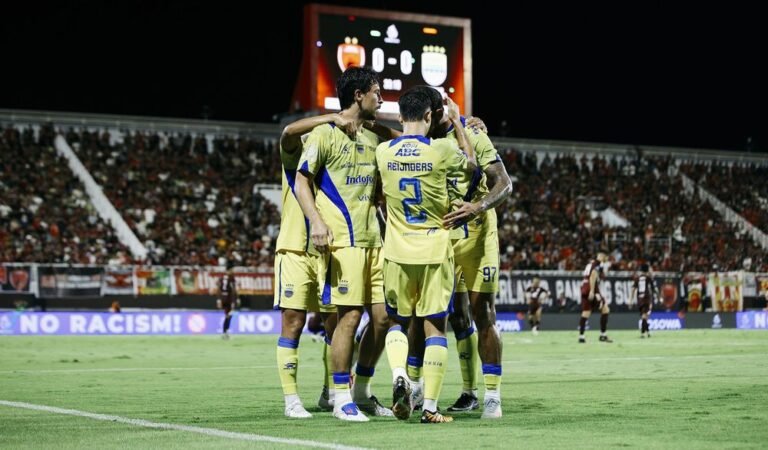 Persib Selangkah Lagi Hattrick Juara Usai Bungkam PSM 2-1 di Parepare