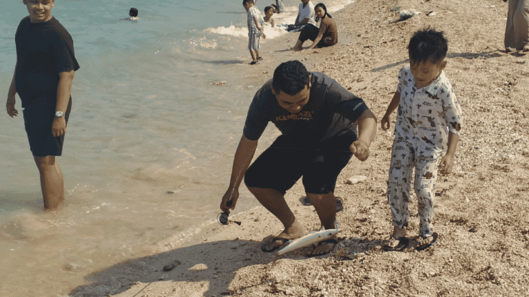 Joran Melengkung, Pengunjung Pantai Cibuaya Bersorak Saksikan Momen Strike