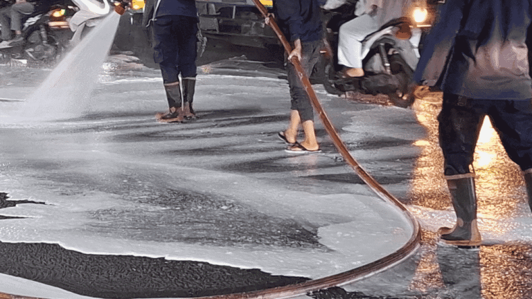 Sejumlah Pemotor Jatuh di Simpang Ratu Cibadak, Diduga Dipicu Tumpahan Oli di Jalan