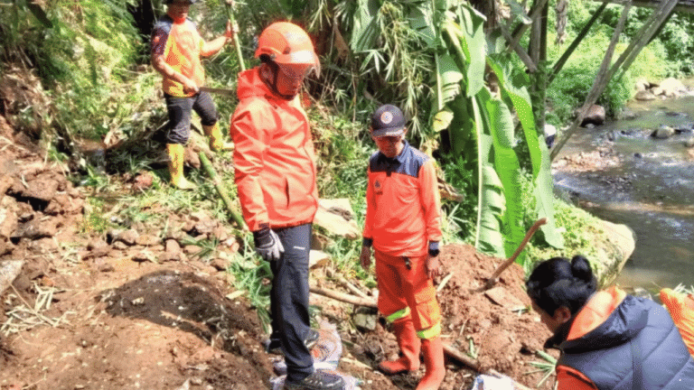 BPBD Kota Sukabumi Lakukan Penanganan TPT Ambruk di Cibeureum, Saluran Irigasi Warga Sempat Tertutup Longsoran