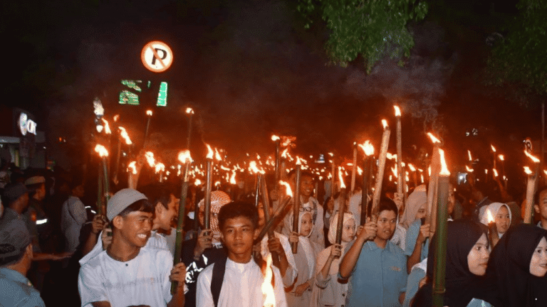 Cahaya Obor dan Semangat Kebersamaan Hiasi Malam Tahun Baru Islam di Palabuhanratu