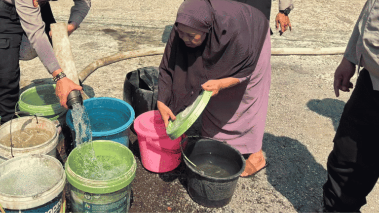 Sambut HUT Bhayangkara ke-80, Polres Sukabumi Distribusikan Air Bersih untuk Warga Bantargadung