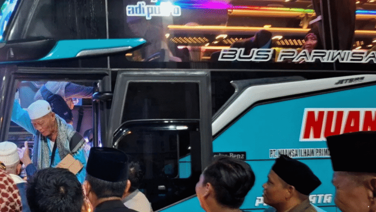 Tangis Haru Sambut Kepulangan Jemaah Haji Sukabumi, 1 Wafat di Tanah Suci