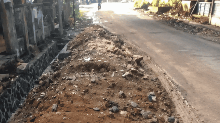 Tumpukan Tanah Sisa Galian Drainase di Jampangkulon Dikeluhkan Warga, Ini Kata Dinas PU Sukabumi