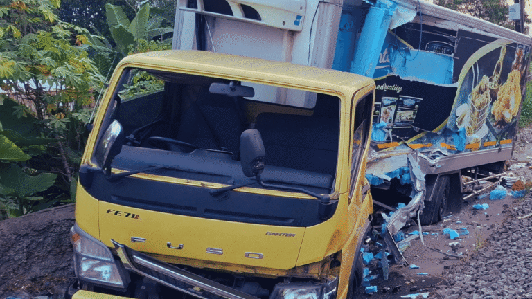 Kecelakaan Maut di Perlintasan Cibadak, Truk Boks Tersambar KA Pangrango dan Hantam Pemotor