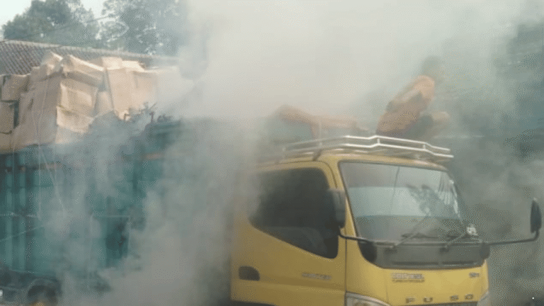 Tiba-tiba Muncul Kepulan Asap, Gantungan Baju Terbakar saat Diangkut Truk di Cibadak Sukabumi