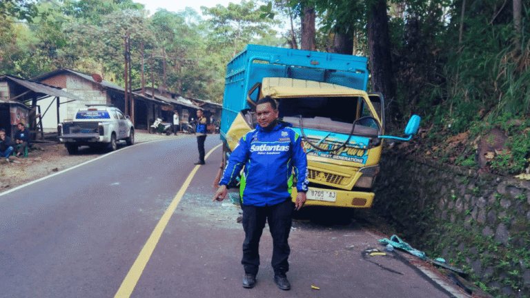 Adu Banteng di Tikungan Bantargadung Sukabumi, 2 Truk Ringsek dan Sopir Luka-luka