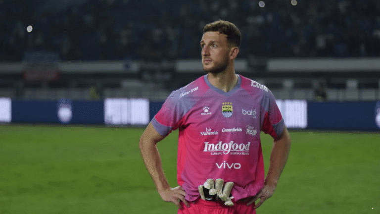 Minim Menit Bermain, Persib Resmi Lepas Kiper Adam Przybek