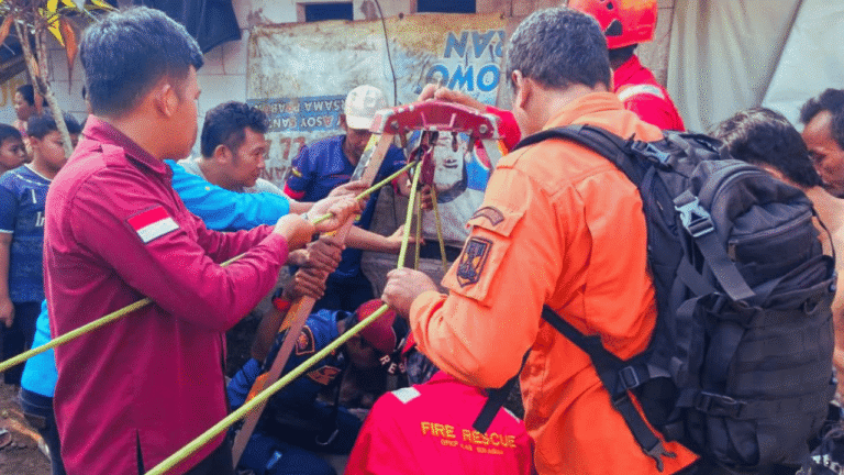 Tertimpa Ember Saat Gali Sumur hingga Pingsan, Warga Cibadak Dievakuasi dari Dasar Sumur