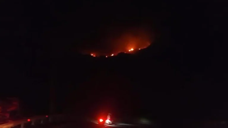 Kobaran Api di Bukit Sangrawayang Sulit Dikendalikan, Medan Ekstrem Jadi Kendala