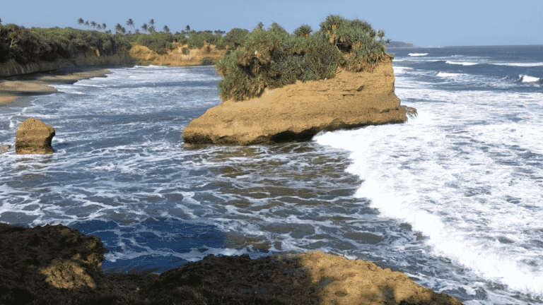Keindahan Pantai Batu Panganten, Destinasi Wisata Alam yang Masih Asri di Sukabumi
