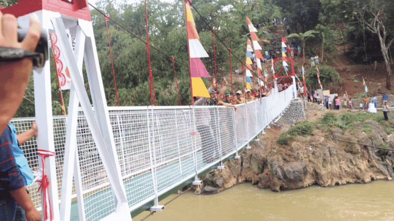 Harapan Warga Terwujud, Jembatan Gantung Garuda Penghubung 2 Kampung di Cibadak Sukabumi Diresmikan