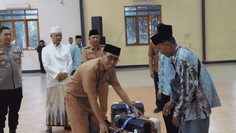 43 Petugas Kebersihan Masjid, Guru Ngaji, dan Dhuafa Diberangkatkan Umroh Gratis oleh Pemkab Sukabumi