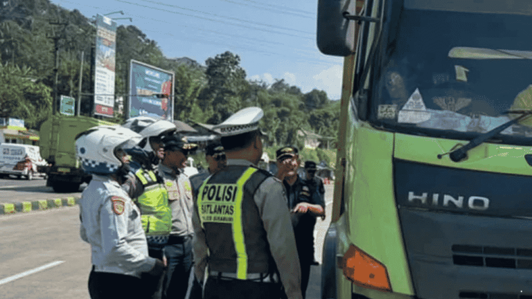 Ramp Check di Exit Tol Parungkuda Sukabumi, Petugas Temukan Truk Overload hingga KIR Kedaluwarsa