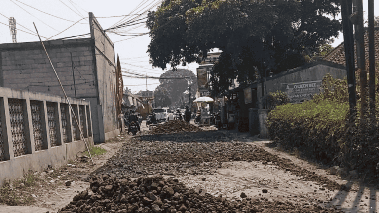 Dukung Konektivitas Warga, Dinas PU Sukabumi Lakukan Pemeliharaan Jalan Karangtengah–Sinagar di Nagrak