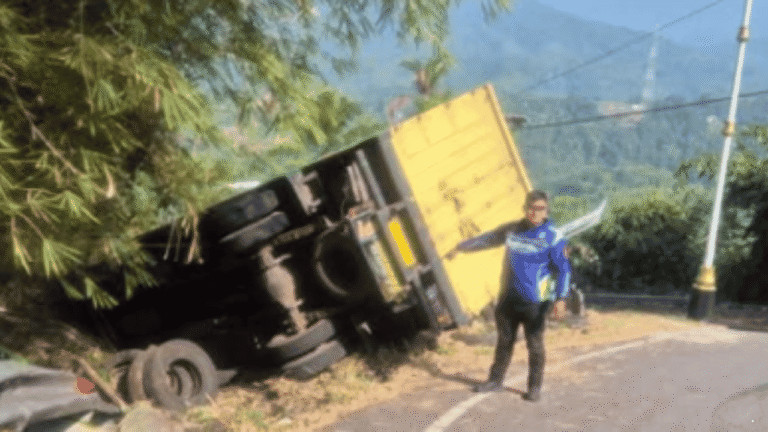 Truk Colt Diesel Terperosok di Letter S Cikidang Sukabumi, Diduga Rem Blong