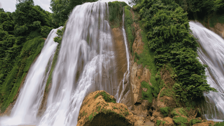 Curug Cikaso Sukabumi, Pesona Tiga Air Terjun yang Jatuh Berdampingan