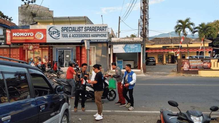 Jelang HUT ke-81 RI, KNPI Palabuhanratu Bagikan 500 Bendera kepada Masyarakat