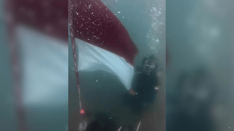 Merah Putih Berkibar di Dasar Laut Palabuhanratu, Belasan Penyelam Rayakan HUT ke-81 RI