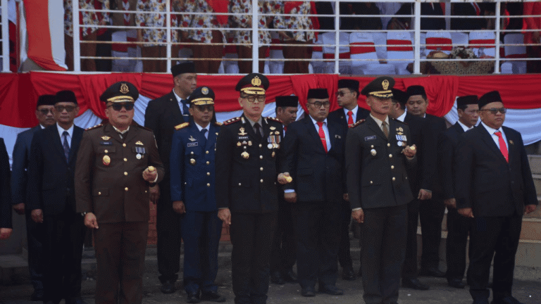 “Panas Sama-sama”, Ini Alasan Bupati Sukabumi Minta Pejabat Tinggi Turun dari Podium dan Berdiri Ikuti Upacara HUT ke-81 RI