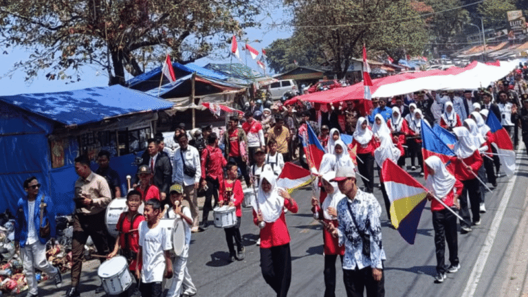 Semarak HUT ke-81 RI, Bupati dan Forkopimda Sukabumi Arak Bendera Merah Putih 100 Meter di Karanghawu