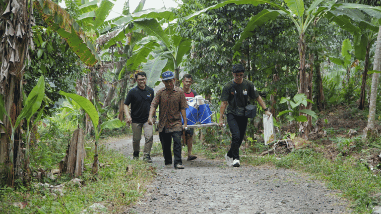 Jalan Rusak ke Pelosok Sagaranten Sukabumi, LAZISMU Jabar Jalan Kaki Bawa Keranda ke Kampung yang Terisolir
