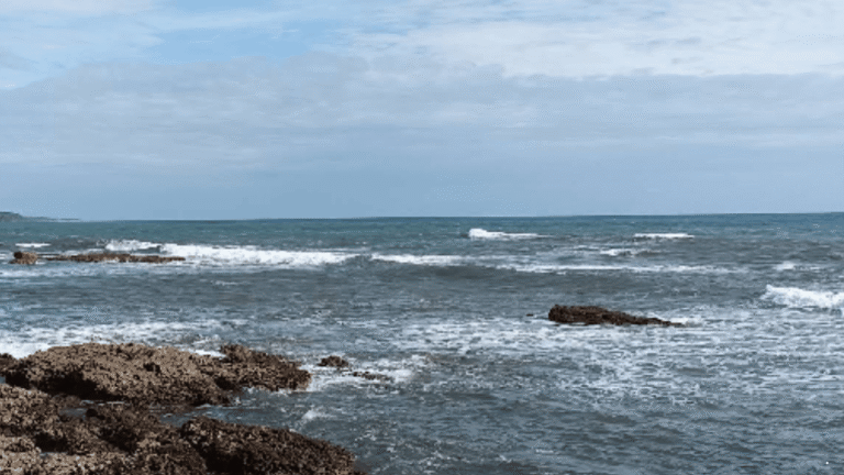 Pantai Taman Pandan Sukabumi Tawarkan Pesona Karang Alami dan Senja yang Estetik
