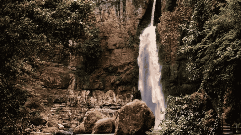 Curug Cimarinjung Sukabumi, Air Terjun Eksotis dengan Lanskap Tebing Batuan