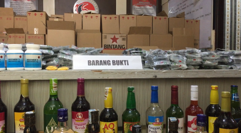 Gerebek Kontrakan di Cicantayan Sukabumi, Polisi Temukan Ribuan Botol Miras